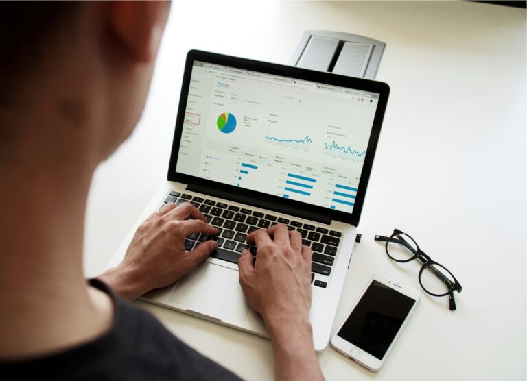 Person som jobber på en MacBook Pro