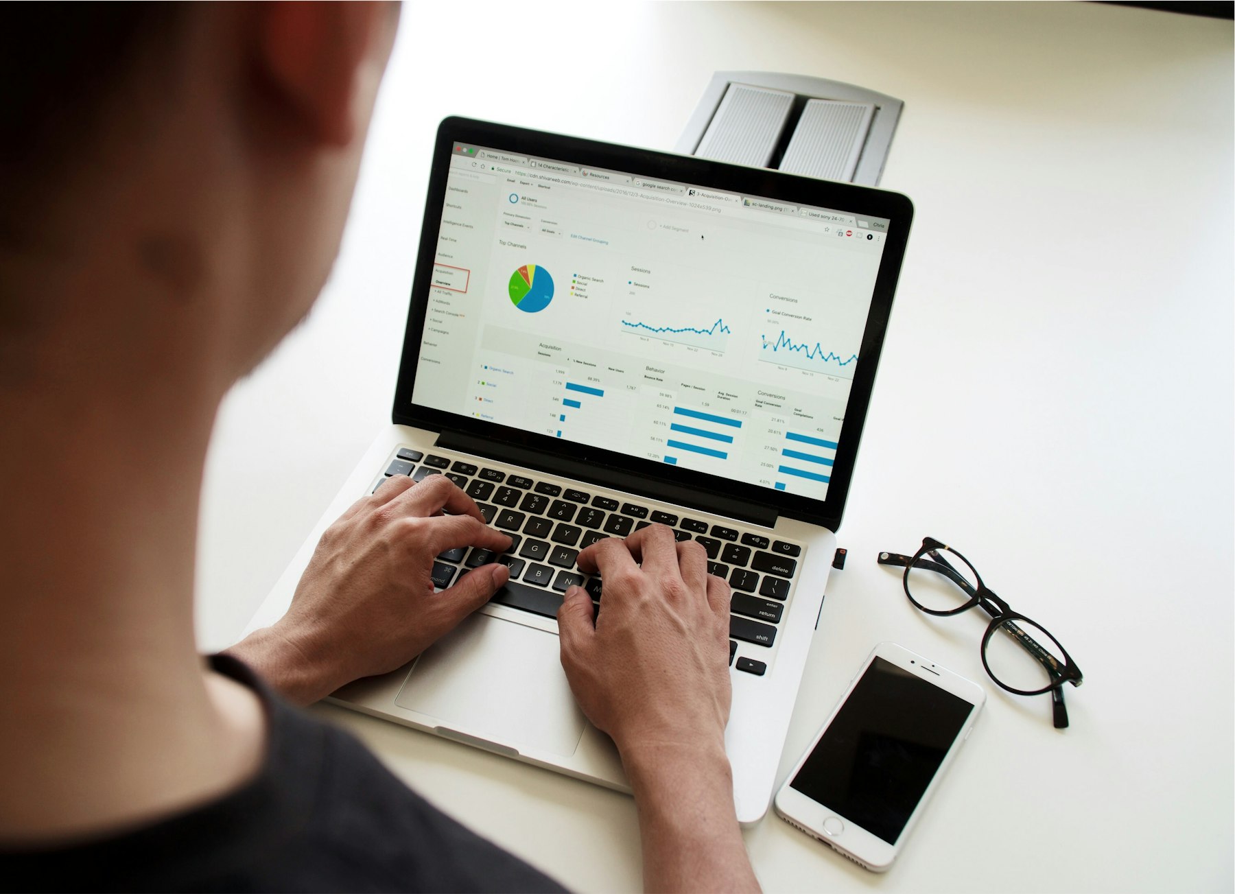 Person som jobber på en MacBook Pro
